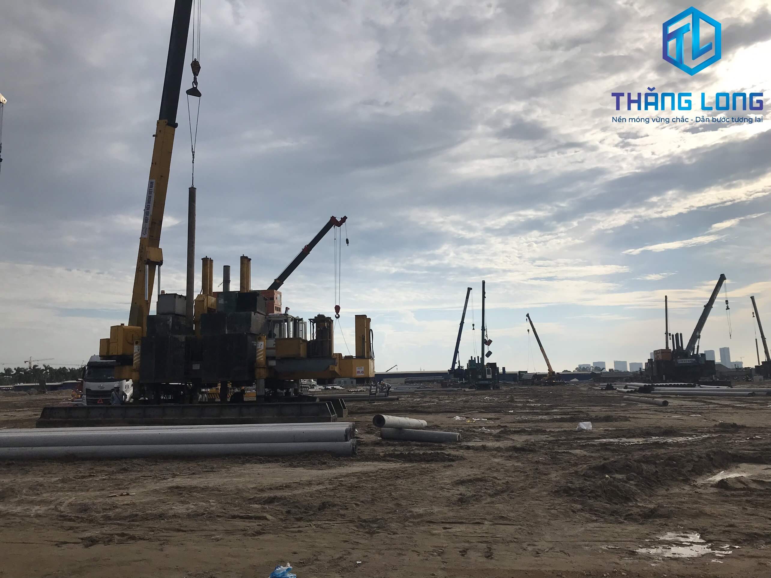 Thăng Long - Cọc Bê Tông Chèm thi công ép cọc Vinhomes Đại An