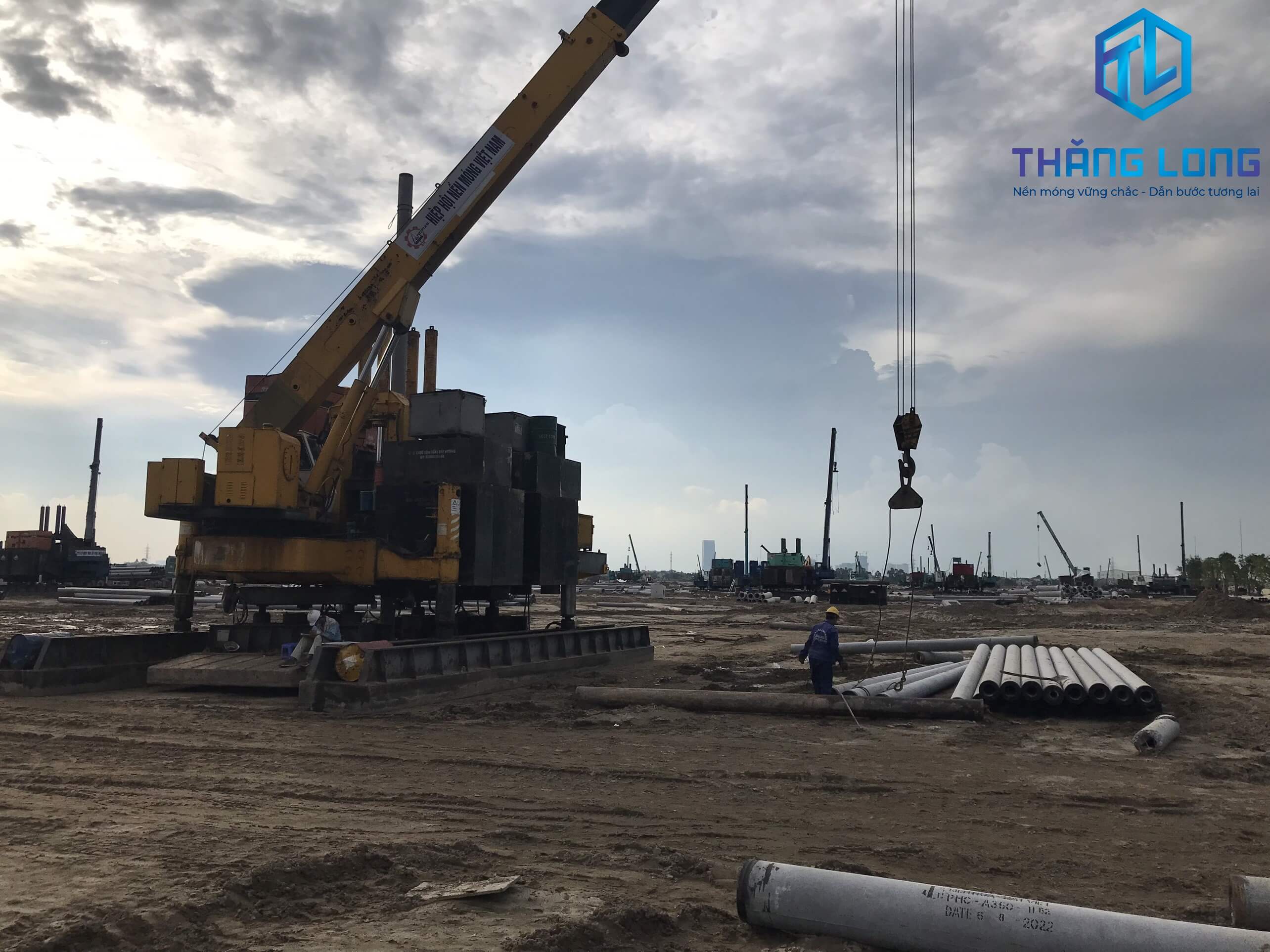 Thăng Long - Cọc Bê Tông Chèm thi công ép cọc Vinhomes Đại An
