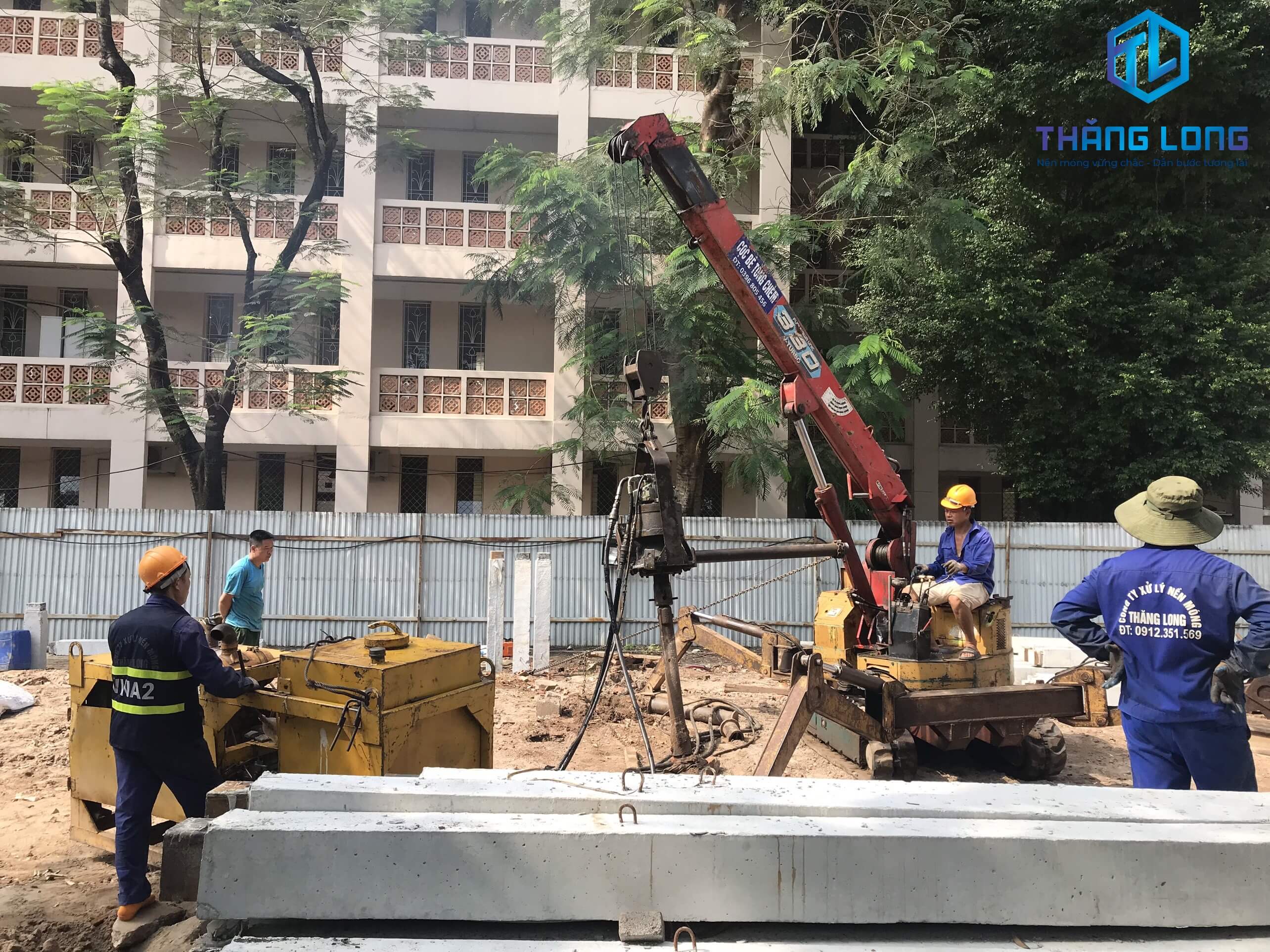 Thăng Long - Cọc Bê Tông Chèm thi công ép cọc Nhà xe Đại Học Ngoại Ngữ